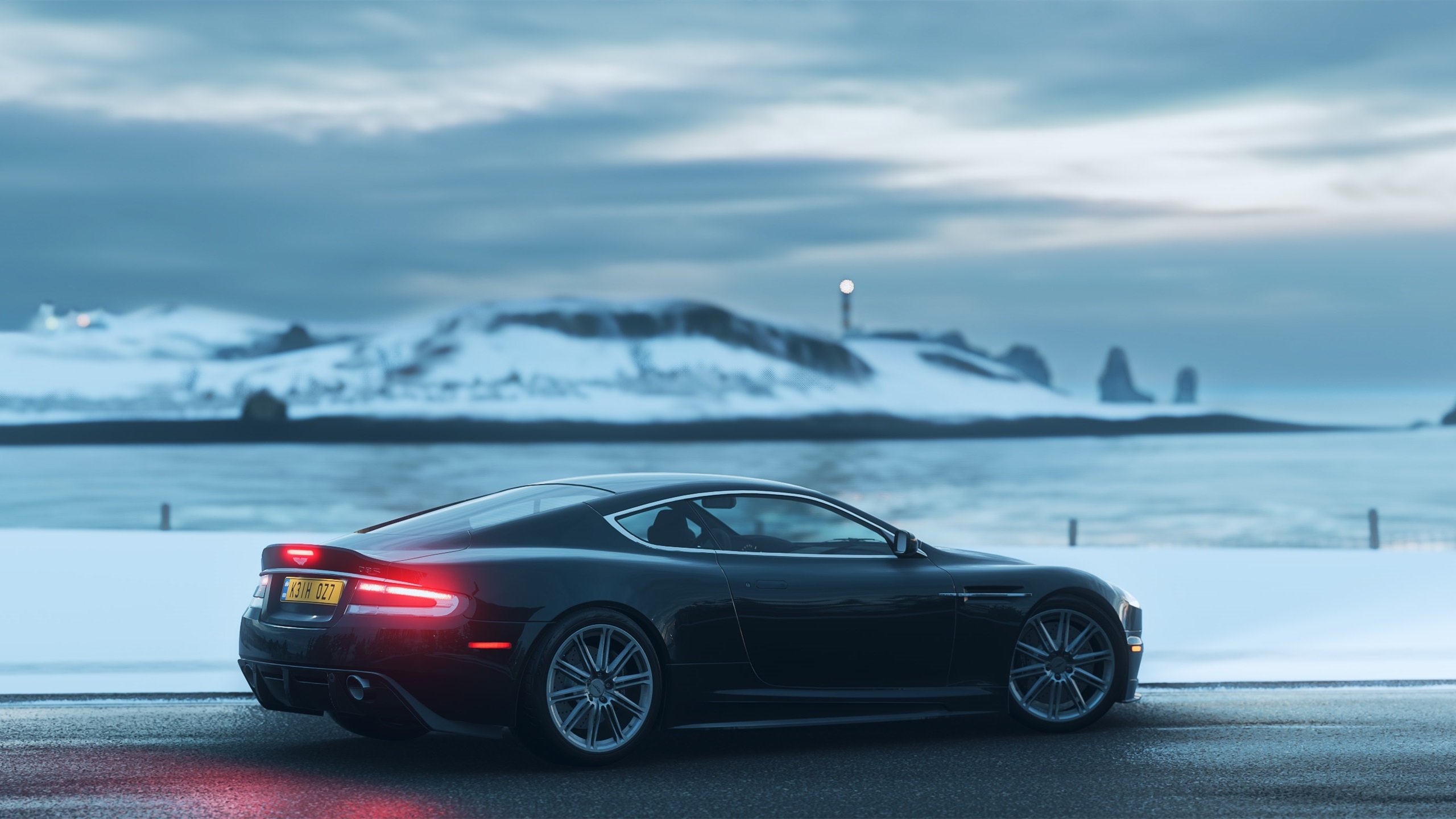 “飞盘:三叉湖田径场上的空中激情与极限对抗”